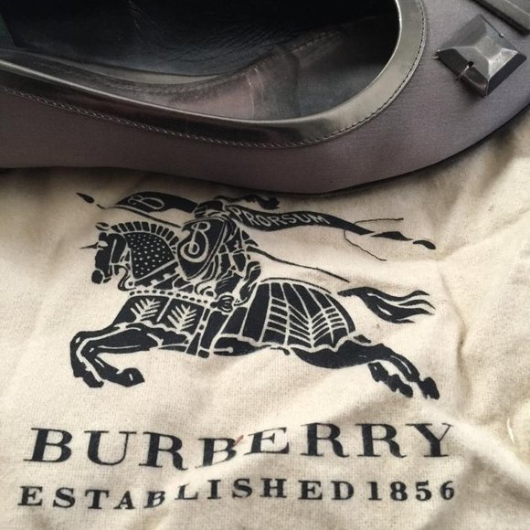 Burberry Gray Flats with Black Embellishments - Picture 4 of 5